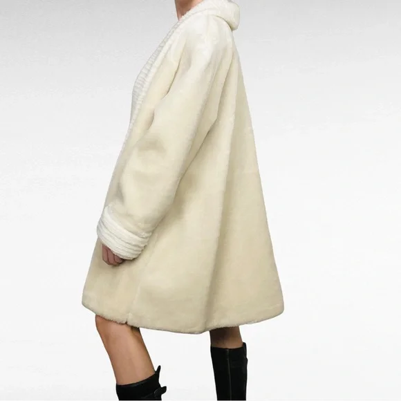 VINTAGEMonterey Fashion USA Cream Glam Vogue Faux Fur Medium Weight Coat